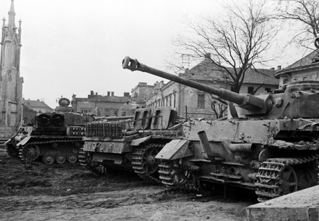 A város romokban – ez maradt 81 éve a háború után Fehérváron